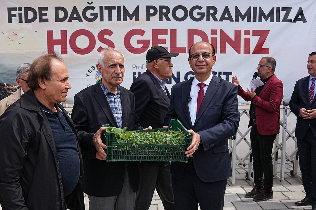 Yeşilyurt Belediyesi çiftçilere 250 bin adet sebze fidesi dağıttı