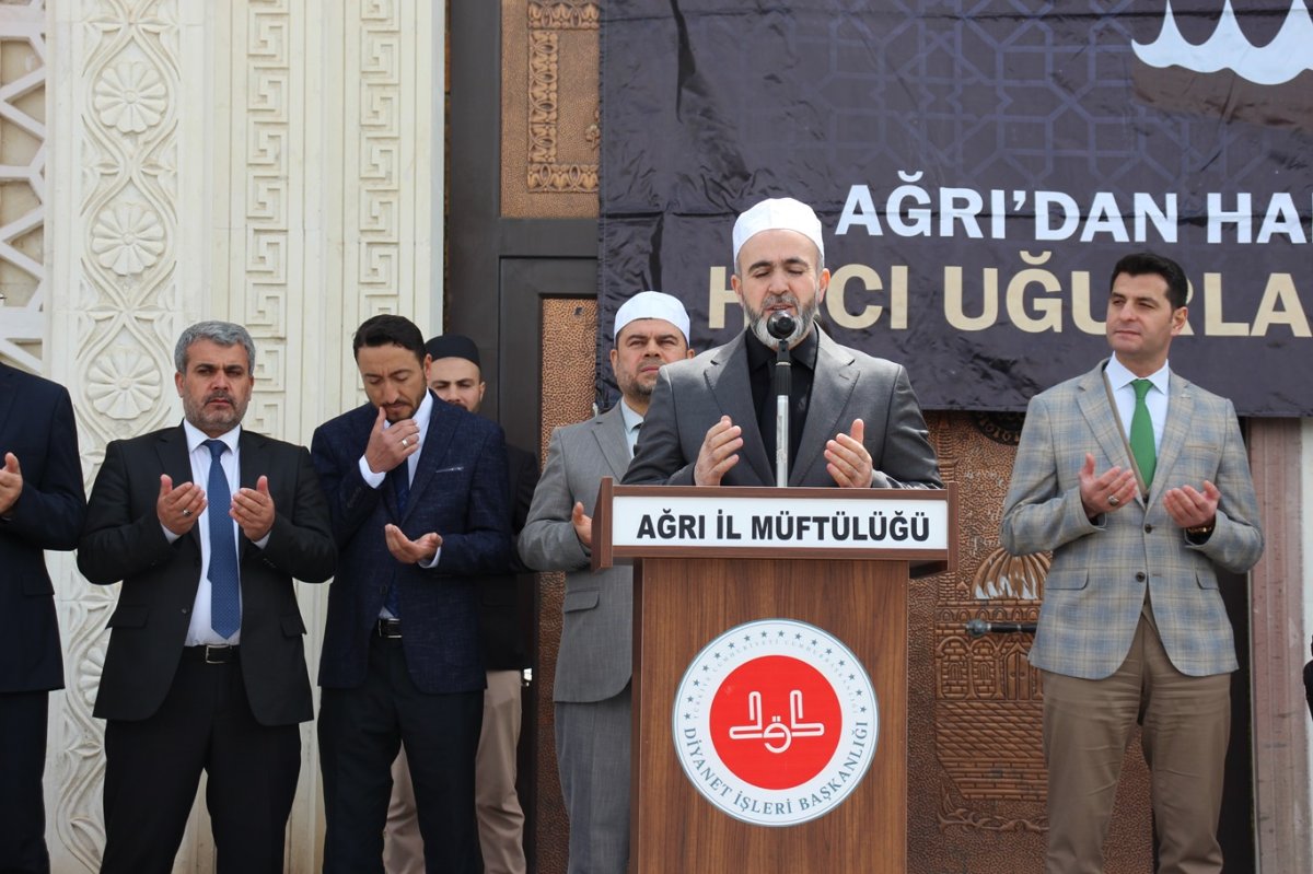 Ağrı'dan 175 hacı adayı kutsal topraklara uğurlandı