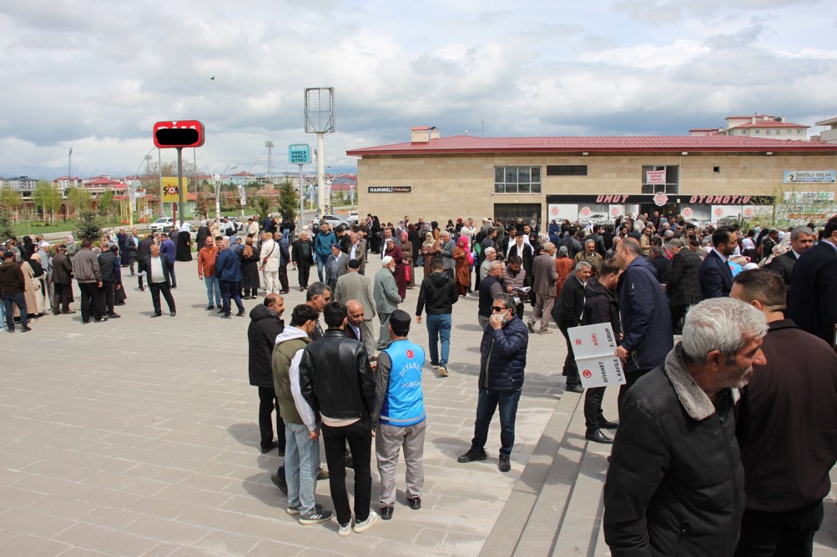 Ağrı'dan 175 hacı adayı kutsal topraklara uğurlandı