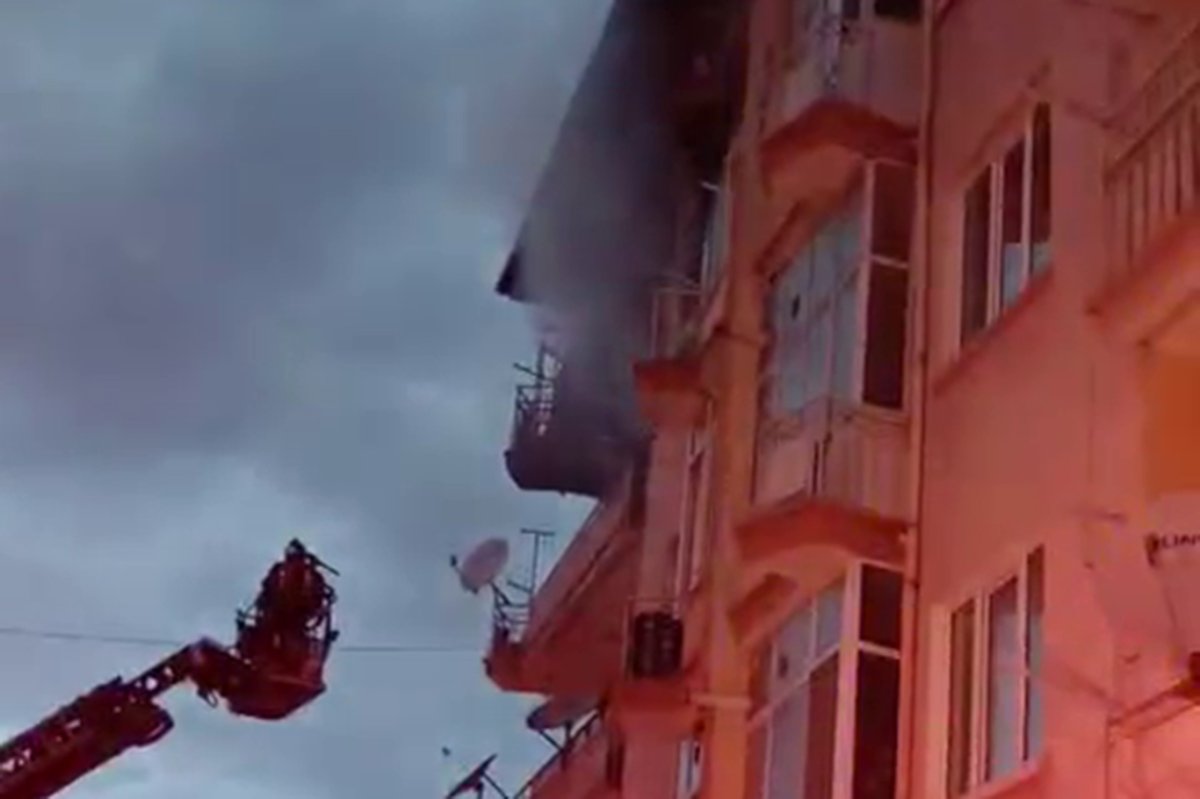 Çıkan yangında bina sakinleri mahsur kaldı