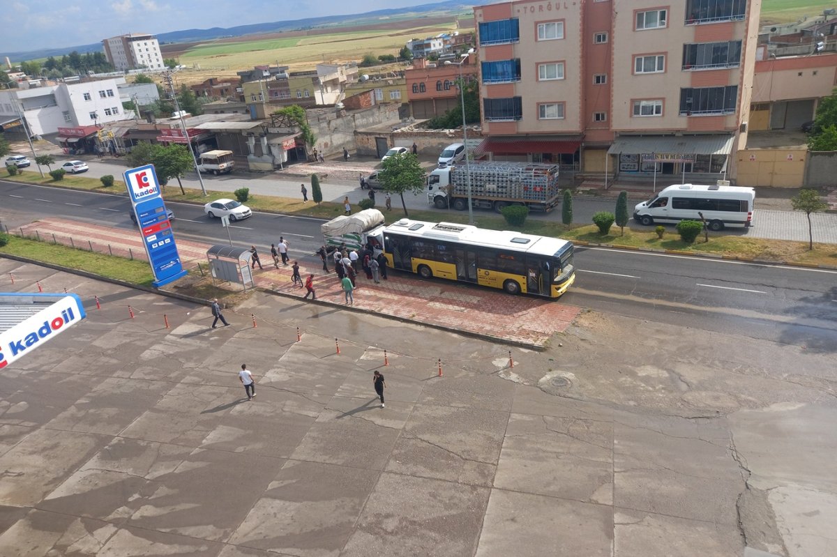 Diyarbakır'da kamyonet, belediye otobüsüne arkadan çarptı