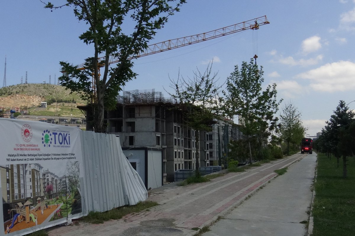 Ücretlerini alamayan işçilerden vinçli protesto