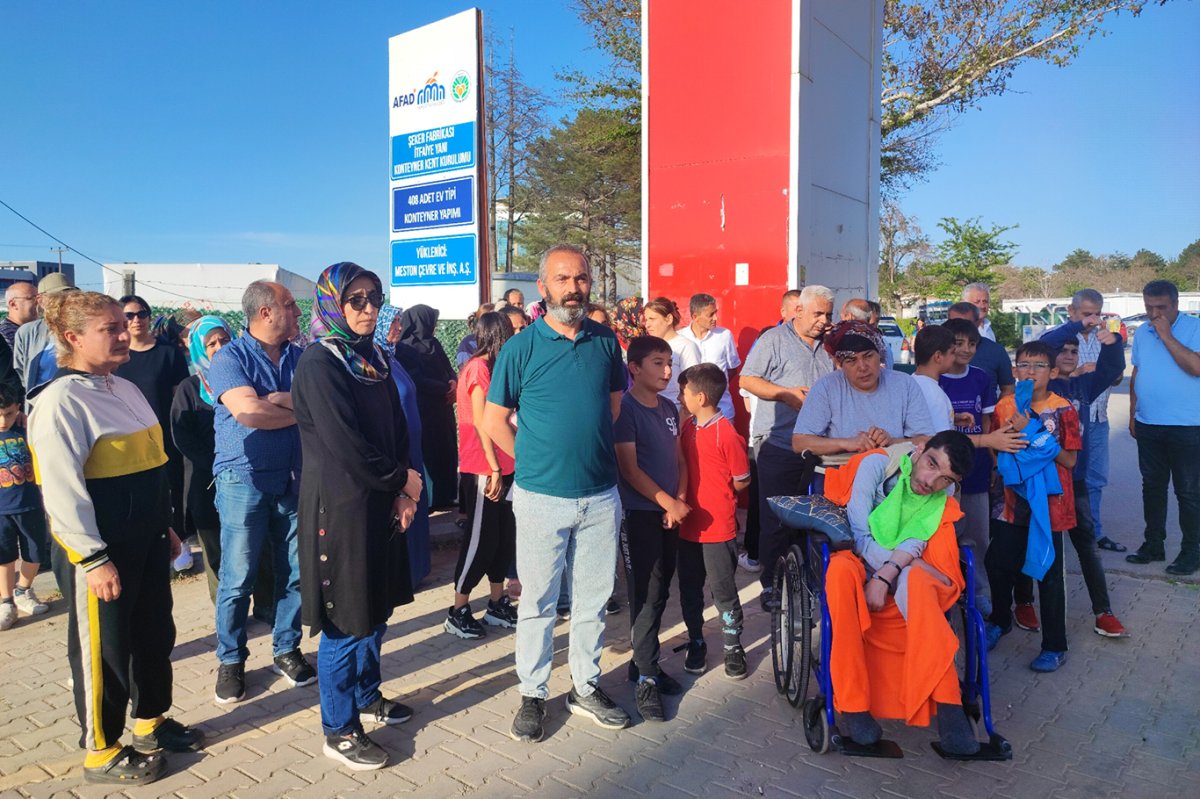 Kamu personeli depremzedelerden konteyner kent tahliye kararına tepki