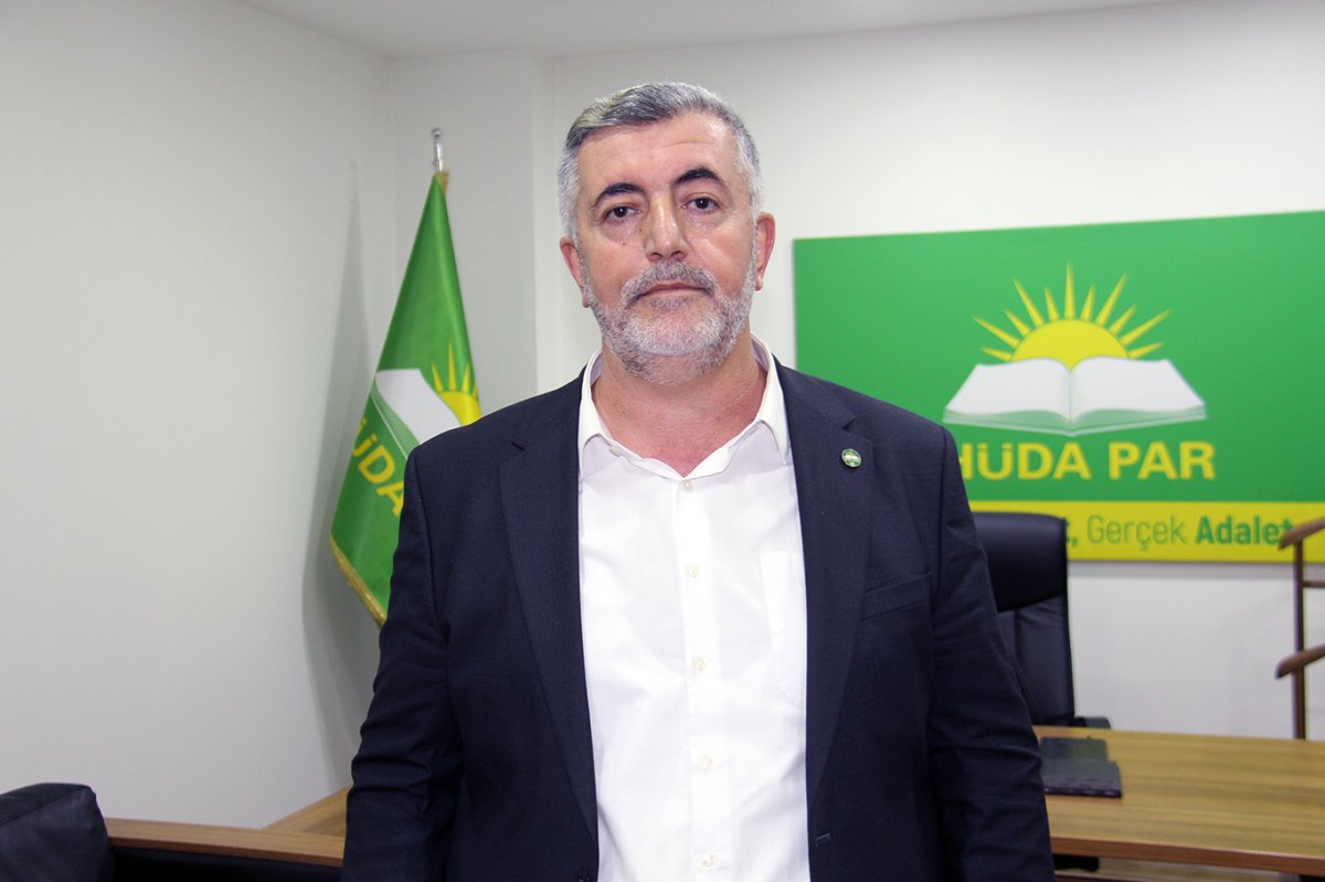 HÜDA PAR'dan DEM'li belediyeye tepki: O yazılar yerlere değil yükseklere asılmalı
