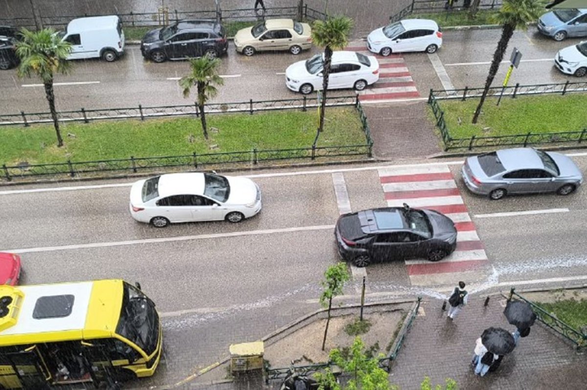 Meteorolojinin uyardığı Bursa'da sağanak yağış etkili oluyor
