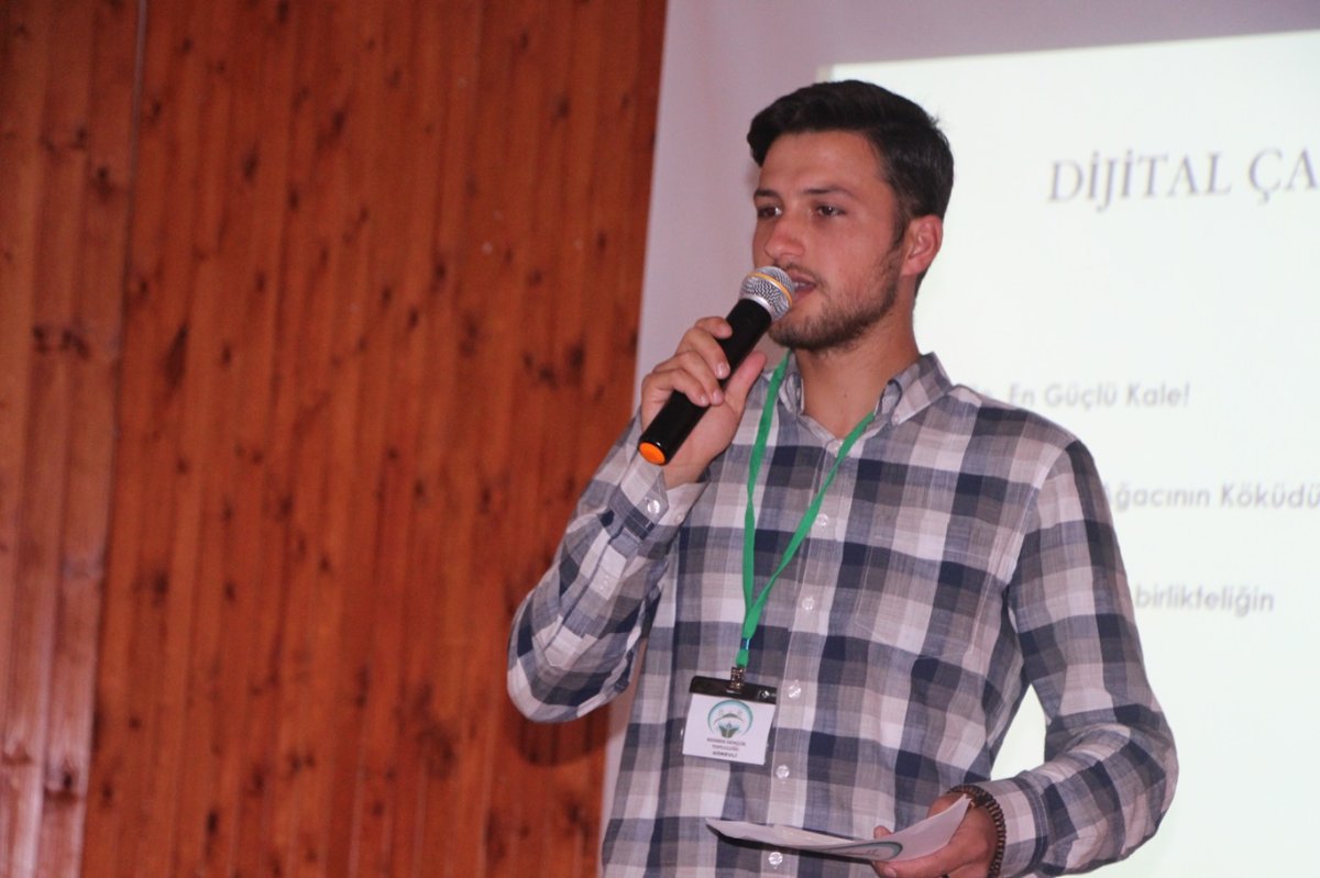 Rehber Gençlik Topluluğu "Dijital Çağda Aile Olmak" konulu konferanslarına devam ediyor