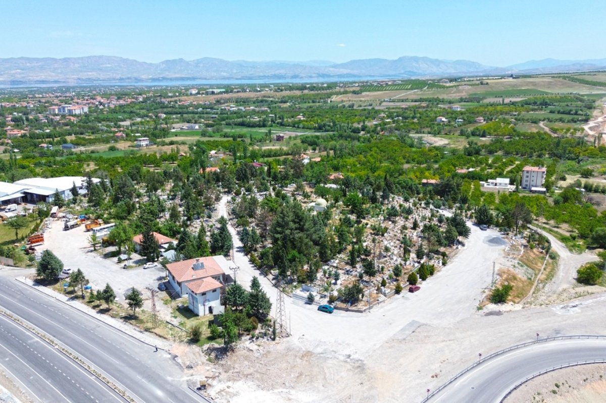 Battalgazi Belediyesi'nden mezarlıklarda bahar ve bayram temizliği