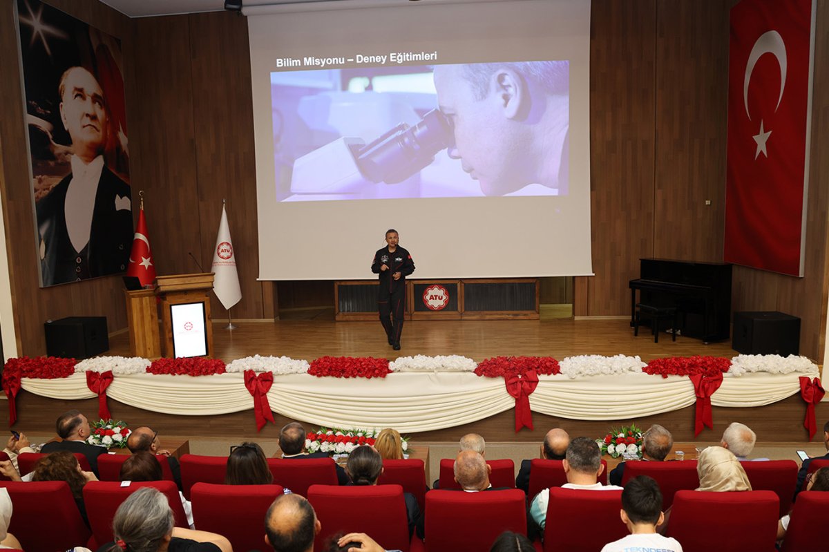 Türkiye'nin ilk Astronotu Alper Gezeravcı ATÜ'de öğrencilerle buluştu
