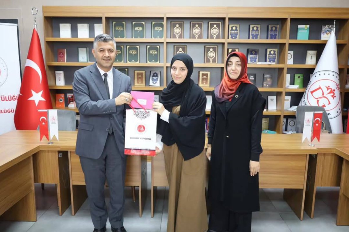 Umre ödüllü bilgi yarışmasında dereceye giren öğrenciler ödüllendirildi