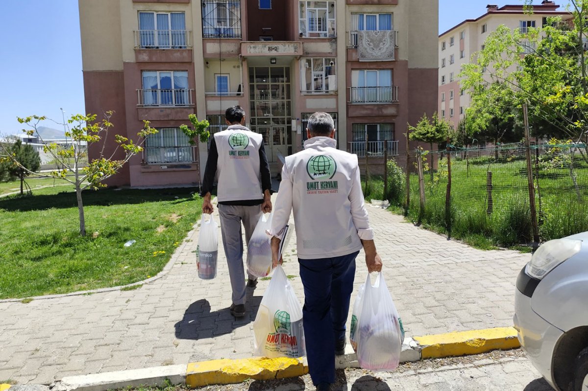 Umut Kervanı’ndan Bitlis'te bayram öncesi onlarca aileye gıda yardımı
