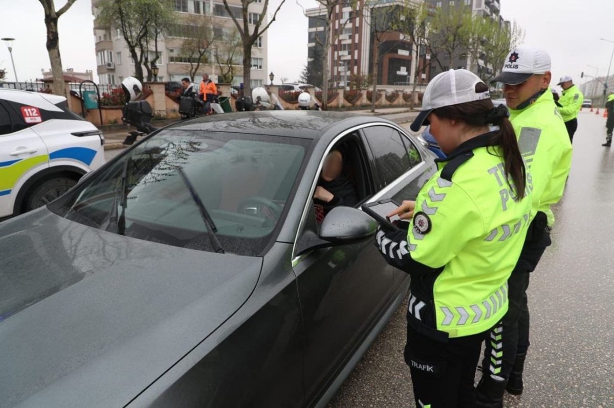 Bursa'da trafik denetimlerinde 23 bin araç sürücüsüne ceza kesildi