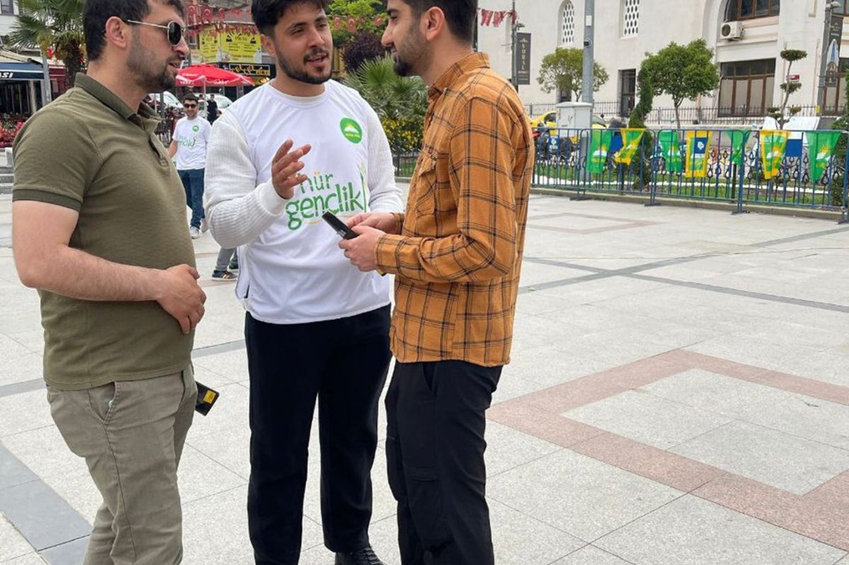 Hür Gençlik, Balıkesir’de madde bağımlılığına karşı bilgilendirme standı açtı