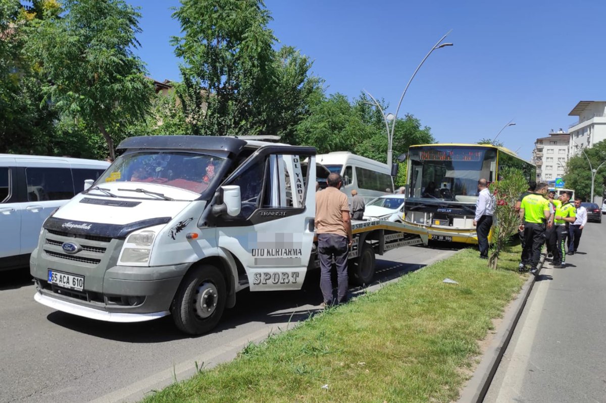 Batman'da kaza zinciri: Otomobil servis minibüsüne çarptı, otobüs refüje çıktı