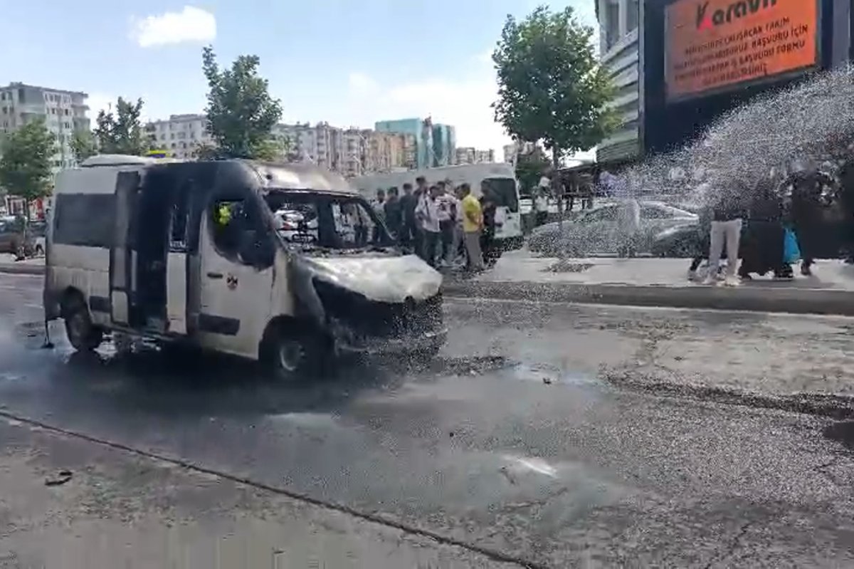 Alev alan şehir içi yolcu aracı paniğe neden oldu