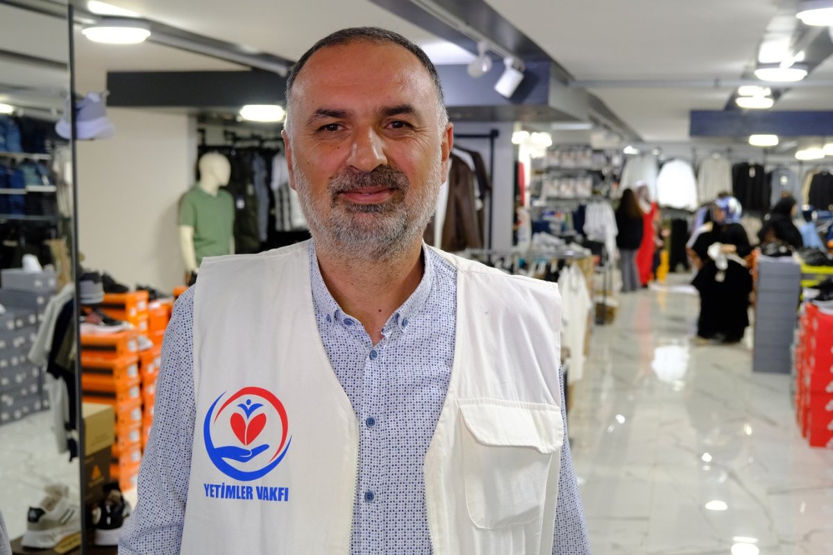 Yetimler Vakfı yüzlerce yetimi bayramlıklarla sevindirdi