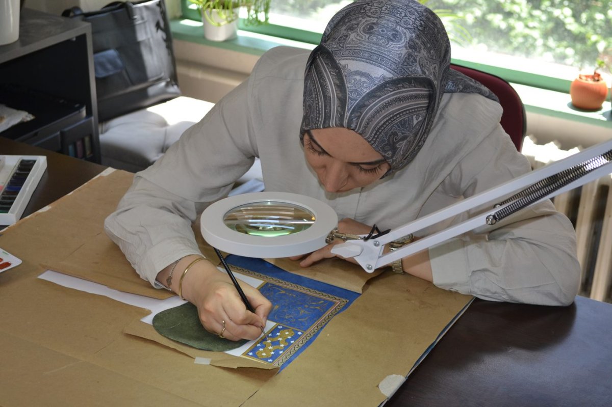 Tezhip ustası, köklerinden beslenerek sanatını geleceğe aktarıyor