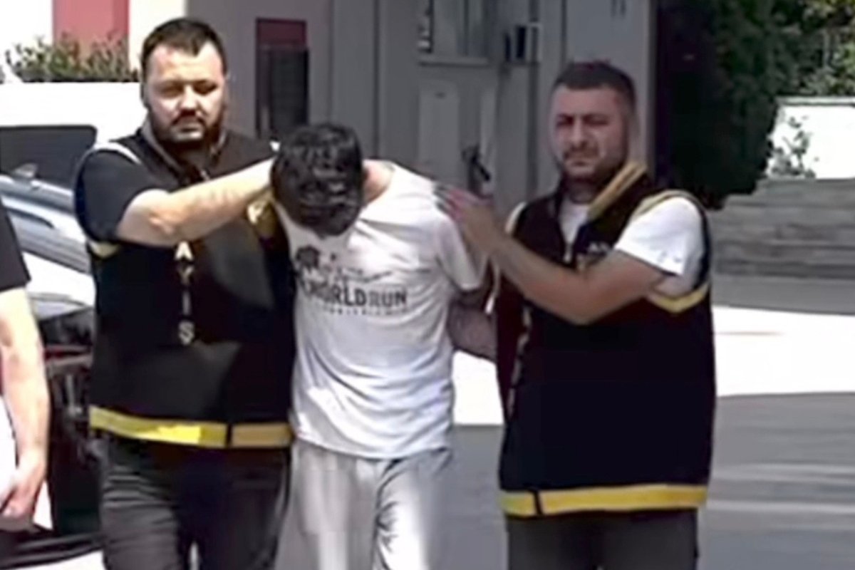 Adana'da bir kişi alışveriş yaptığı büfeyi soydu