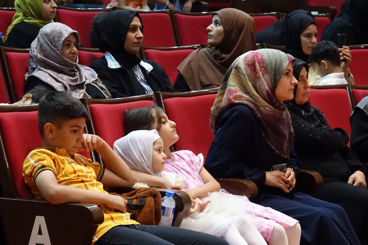 Kur'an, dua ve sünnetle tanışan minikler; mezuniyet coşkusunu aileleriyle paylaştı