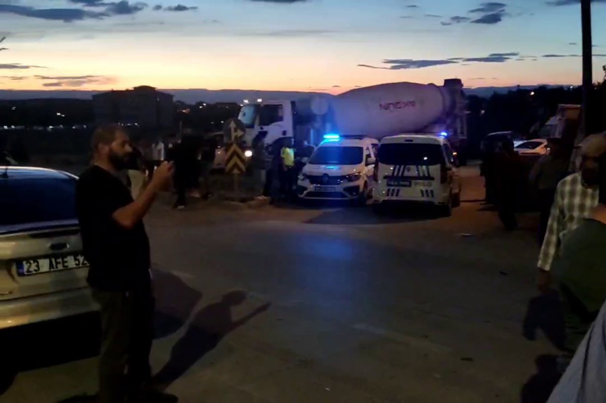Mahalle sakinleri sık sık kazaların yaşandığı yolu trafiğe kapattı