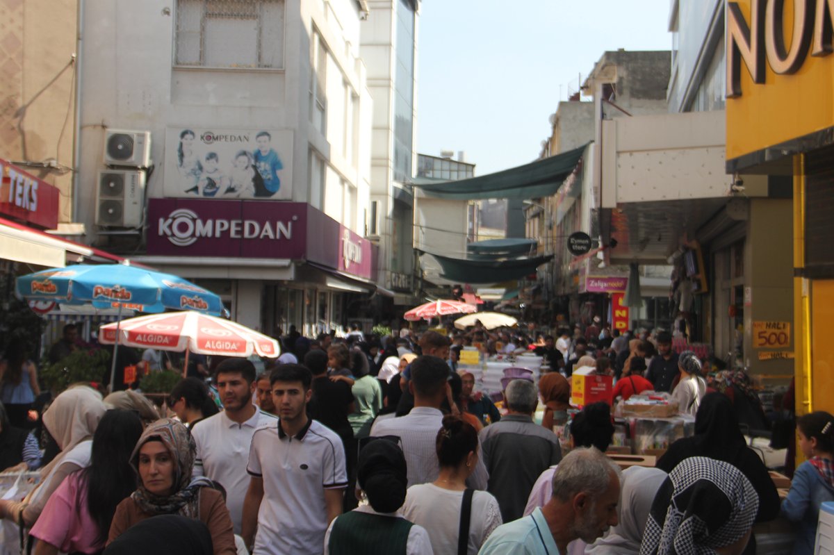 Esnaf işlerin durgunluğundan, vatandaş ise alım gücünün düşüklüğünden yakınıyor