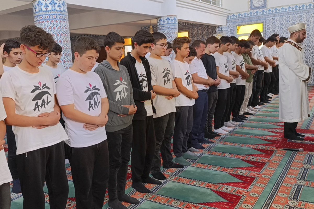 Mersin'de yüzlerce gençler camilerde buluştu