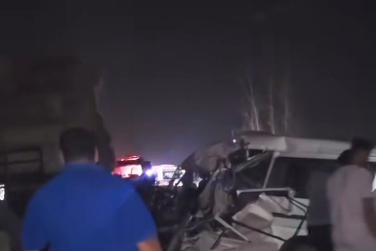 Minibüs saman yüklü traktör römorkuna çarptı: Sürücü ağır yaralandı