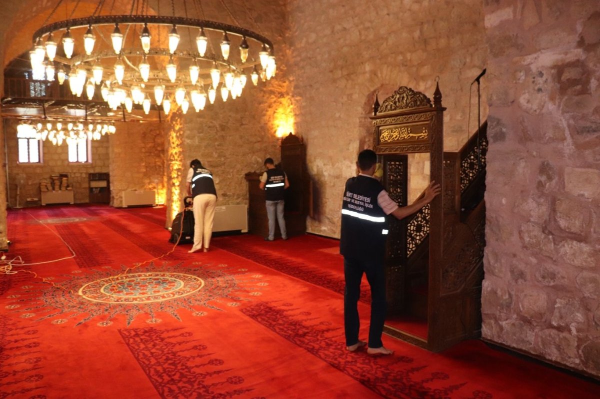 Siirt’te camiler Kurban Bayramı’na temizlikle hazırlanıyor
