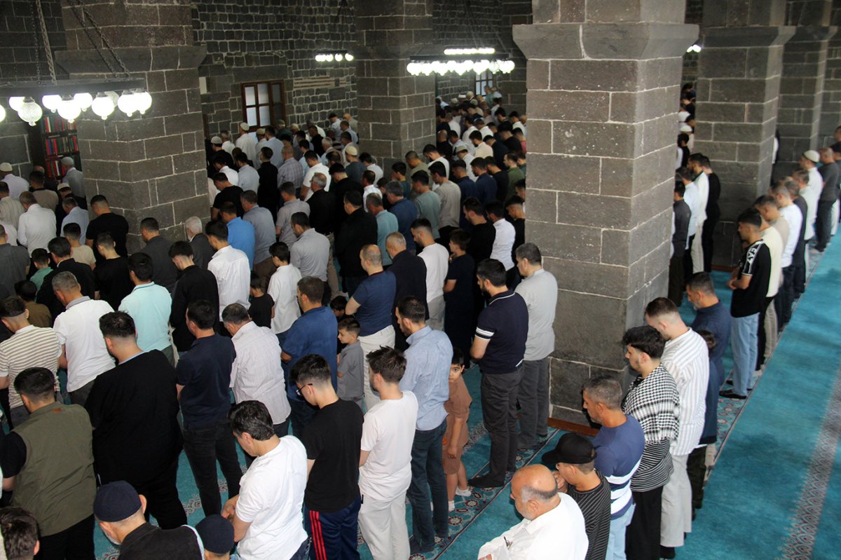 Diyarbakırlılar bayram namazını tarihi Ulu Camiinde eda etti