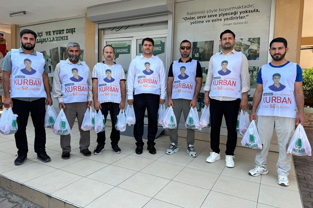 Antalya'da Yasin Börü ve arkadaşlarının anısına muhtaç ailelere kurban eti dağıtıldı