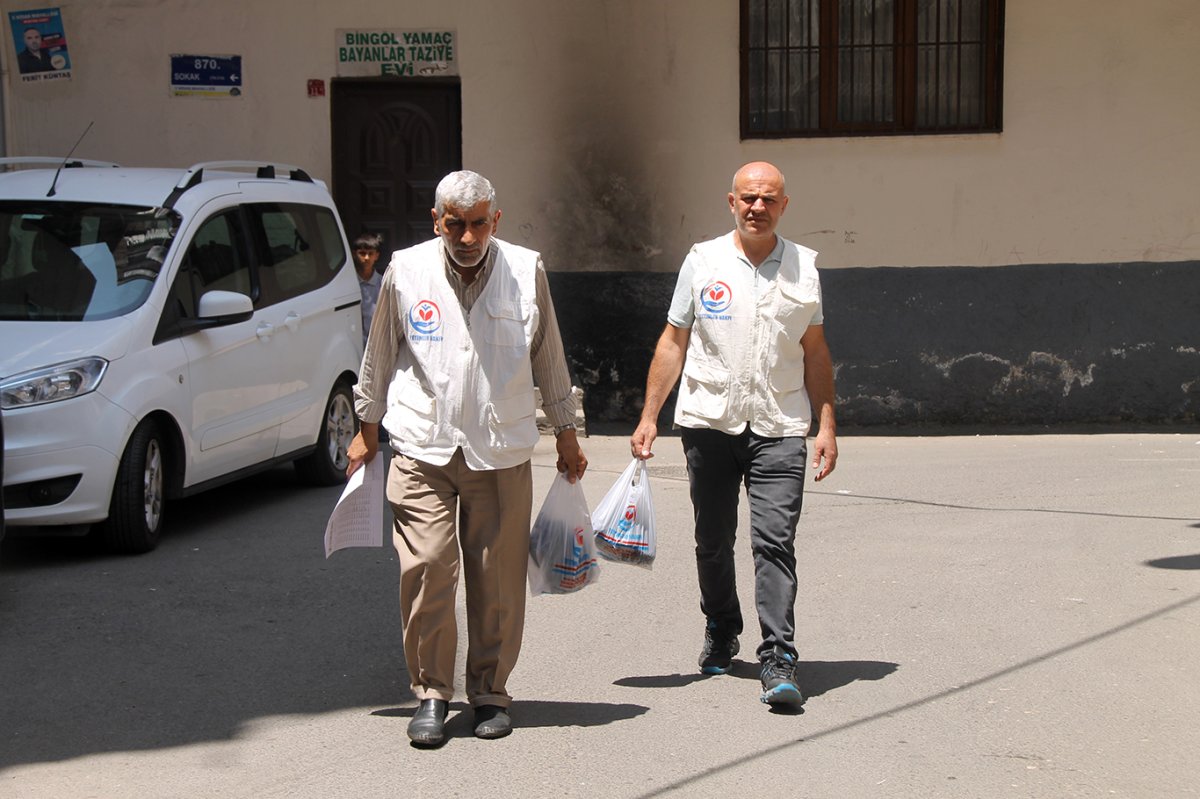 Yetimler Vakfı kurban etlerini Diyarbakır'daki yetim ailelere ulaştırıyor
