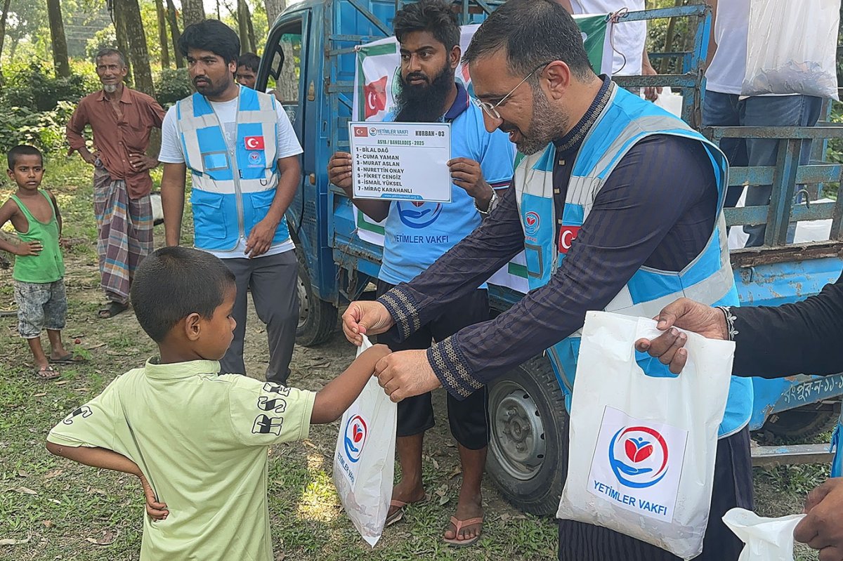 Yetimler Vakfı Bangladeş'te Kurban eti dağıttı