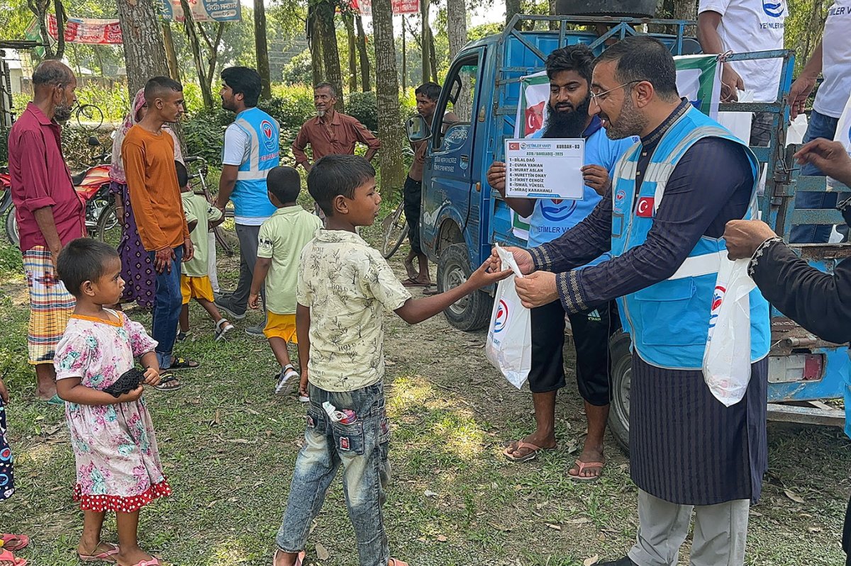 Yetimler Vakfı Bangladeş'te Kurban eti dağıttı