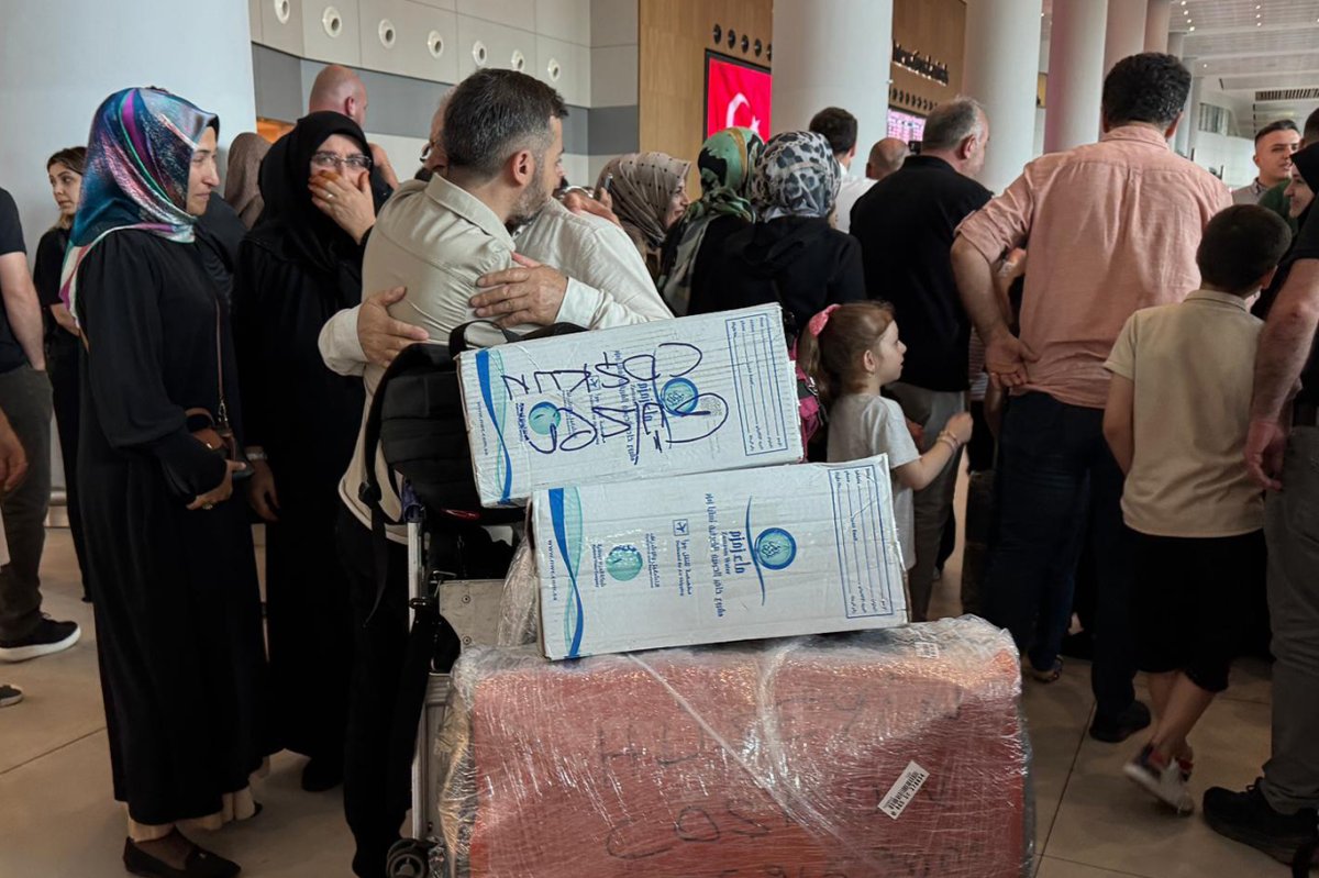 İlk hac kafilesi İstanbul'da sevinçle karşılandı