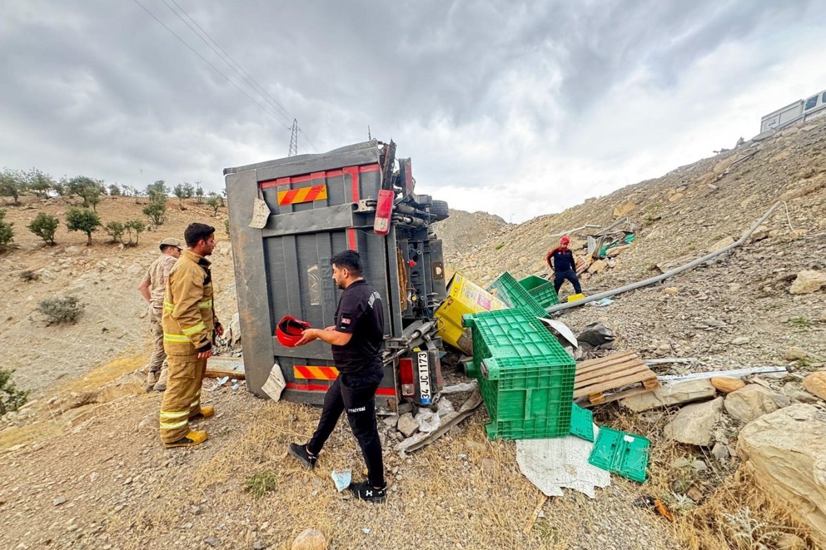 Şırnak'ta tır şarampole devrildi: Şoför ağır yaralandı