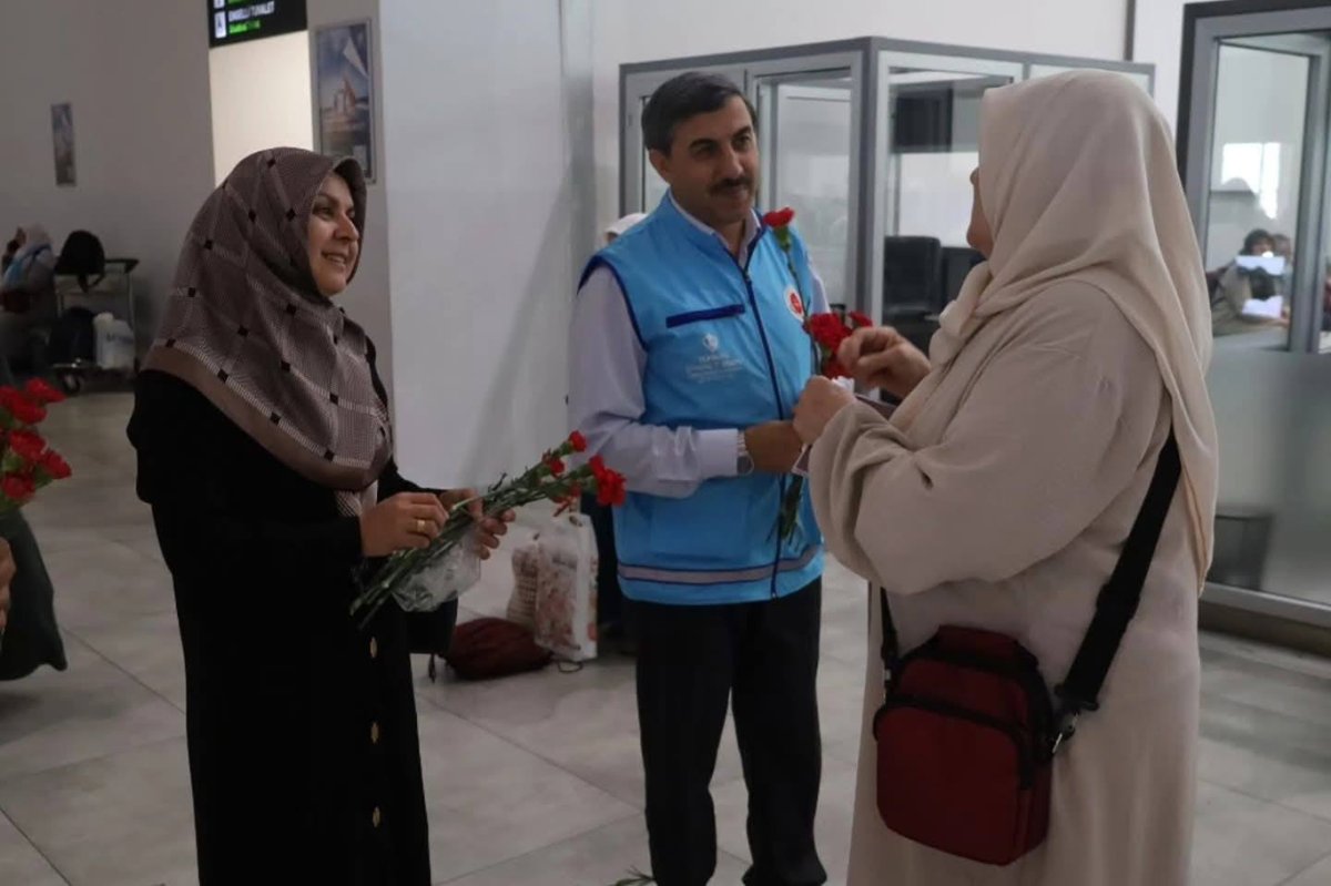Gaziantep'te ilk hacı kafilesi güllerle karşılandı