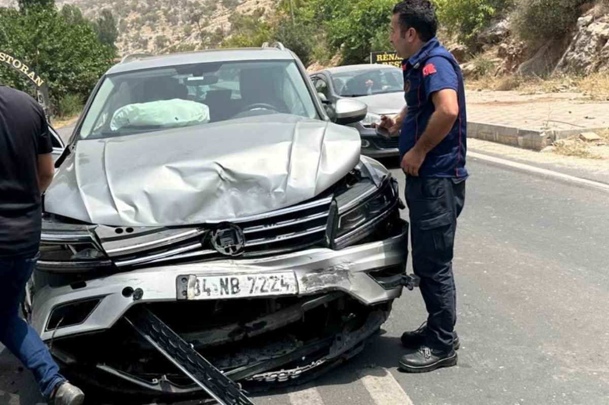 Mardin'de iki araç çarpıştı: 3'ü çocuk 6 kişi yaralandı