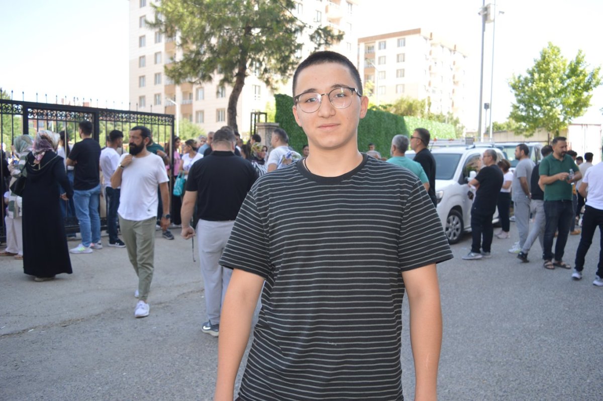 LGS heyecanı sınav salonlarında, dualar okul bahçelerinde yaşandı