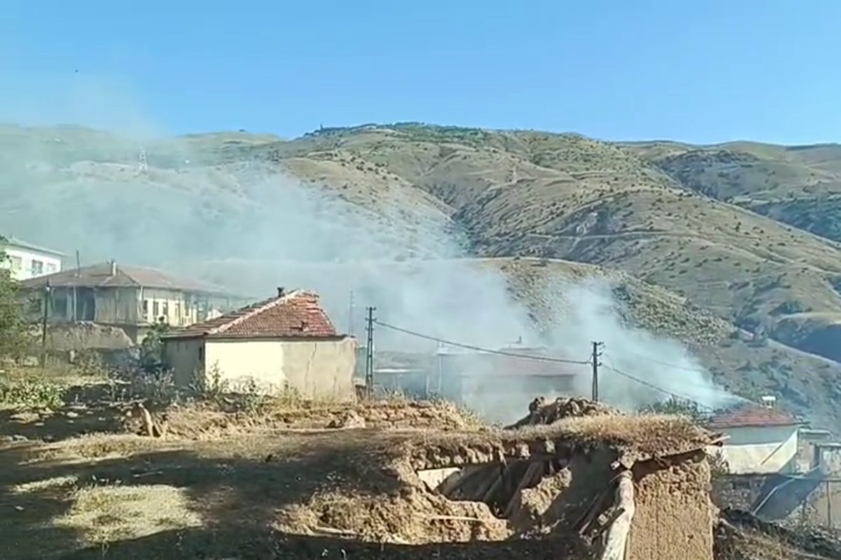 Örtü yangınında 2 ev küle döndü