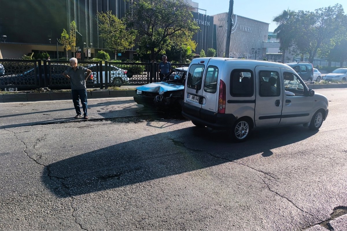 Adana'da kontrolden çıkan araç bariyerlere çarptı