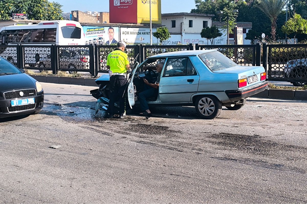 Adana'da kontrolden çıkan araç bariyerlere çarptı