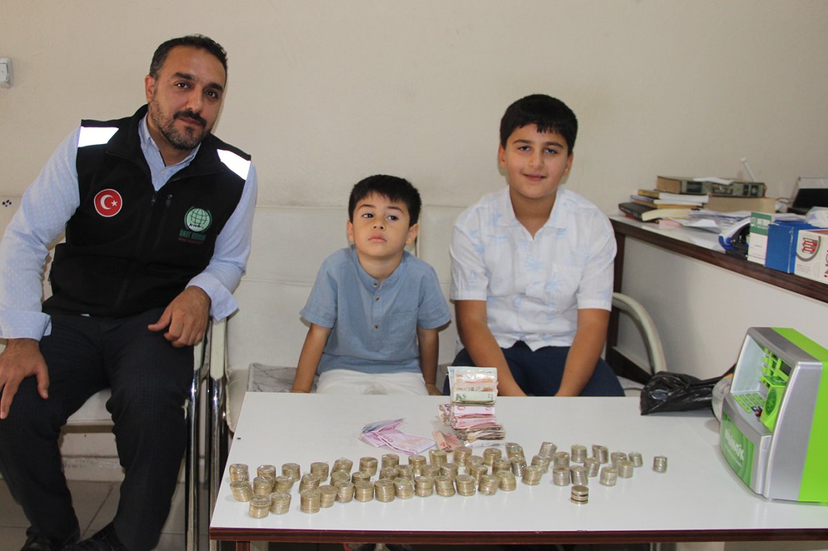 Minik yürekler, biriktirdikleri harçlıklarını Gazze'ye bağışladılar