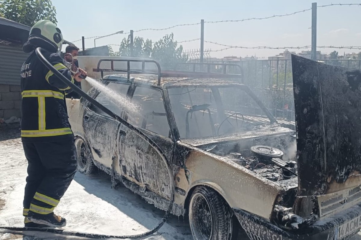 Siirt’te park halindeki otomobil alev alev yandı