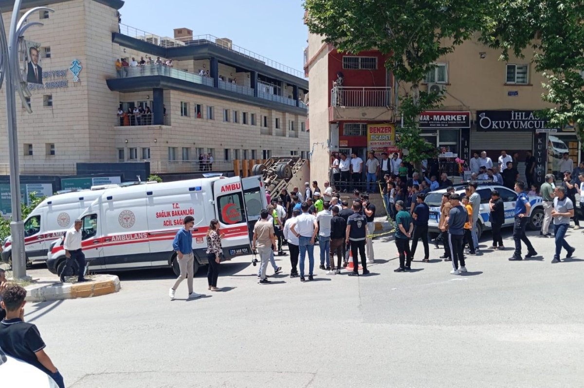 Freni patlayan kamyonet araca çarptıktan sonra evin bahçesine girdi: 4 yaralı