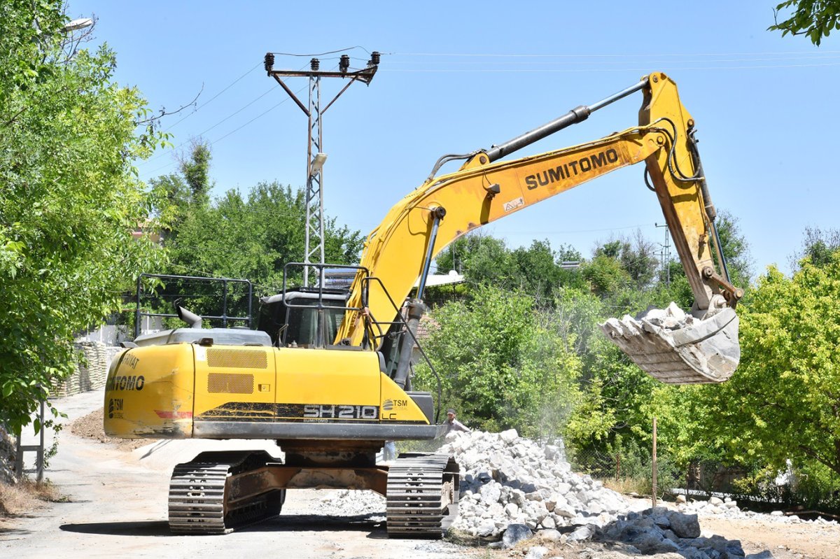 Malatya'da yol güvenliği için taş duvar çalışması yapıyor