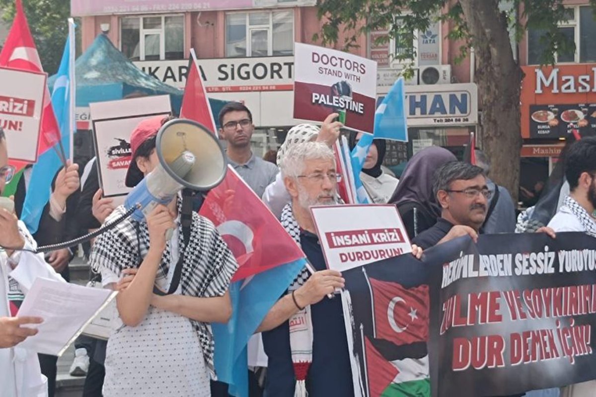 Bursa’da sağlıkçılardan ortak tepki: Sessiz yürüyüşle zulme dikkat çektiler