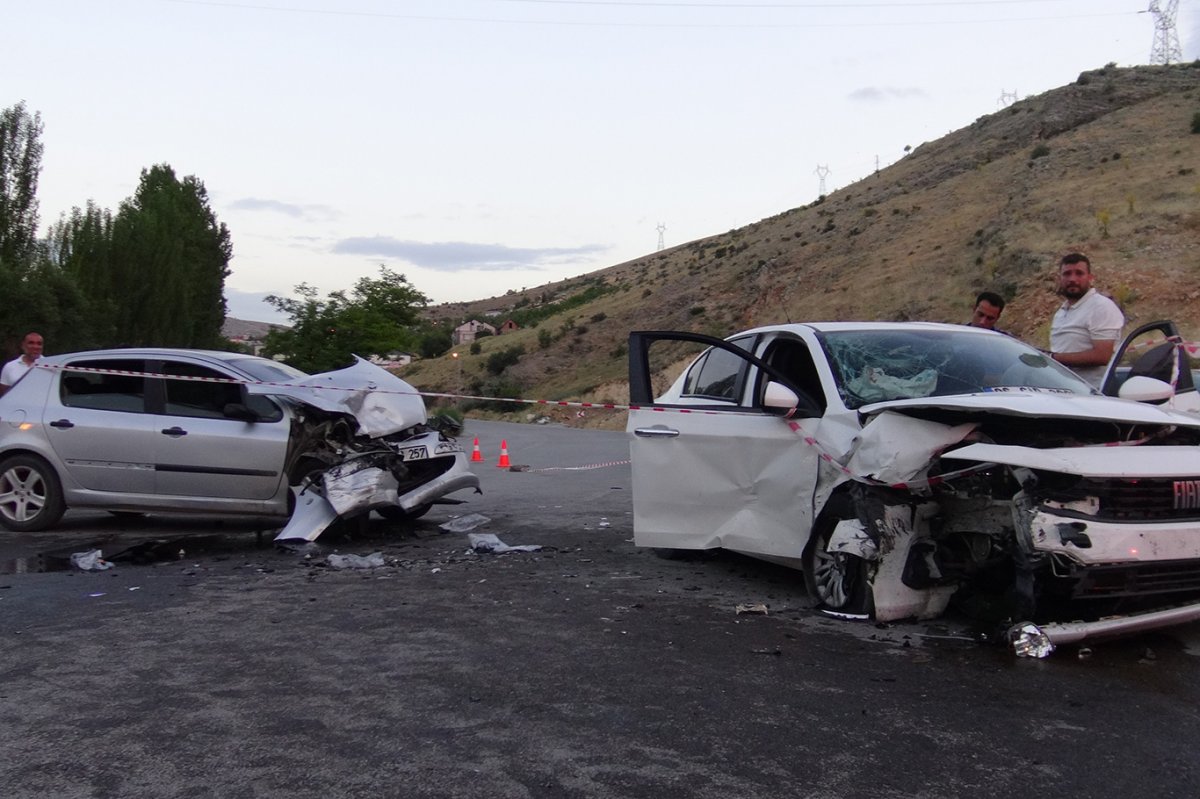 Malatya'da 2 otomobil çarpıştı: 11 yaralı