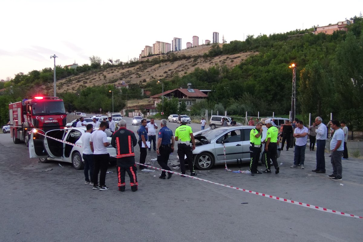 Malatya'da 2 otomobil çarpıştı: 11 yaralı