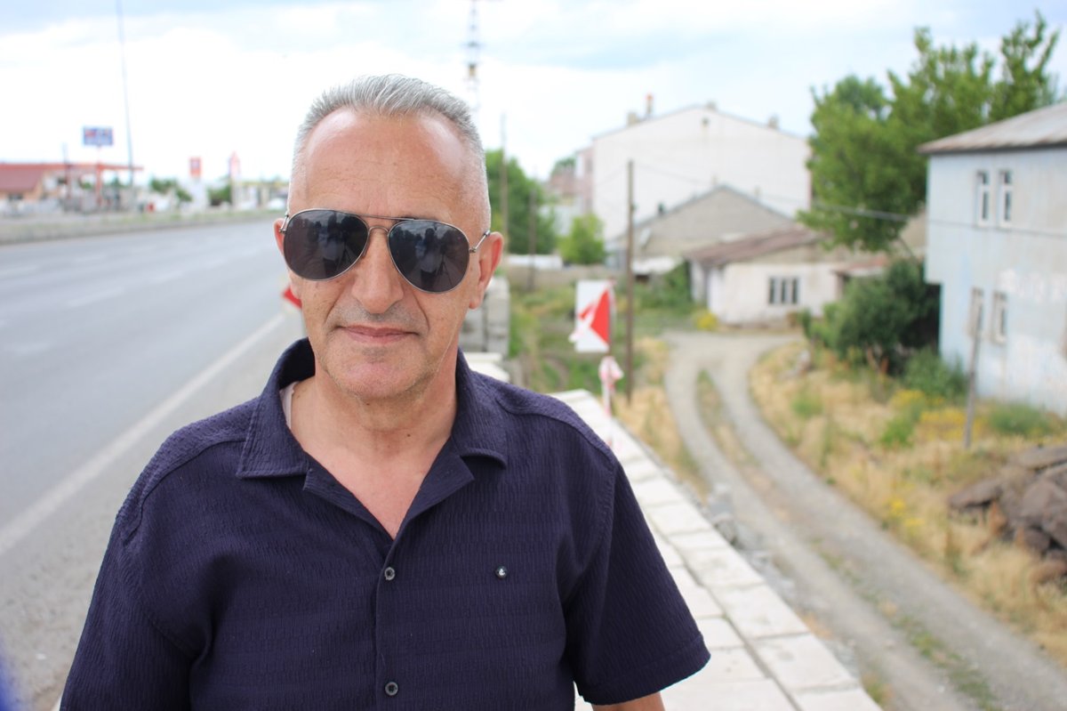 Aylardır çökmüş halde bulunan kaldırım ve yol için vatandaşlar çözüm bekliyor