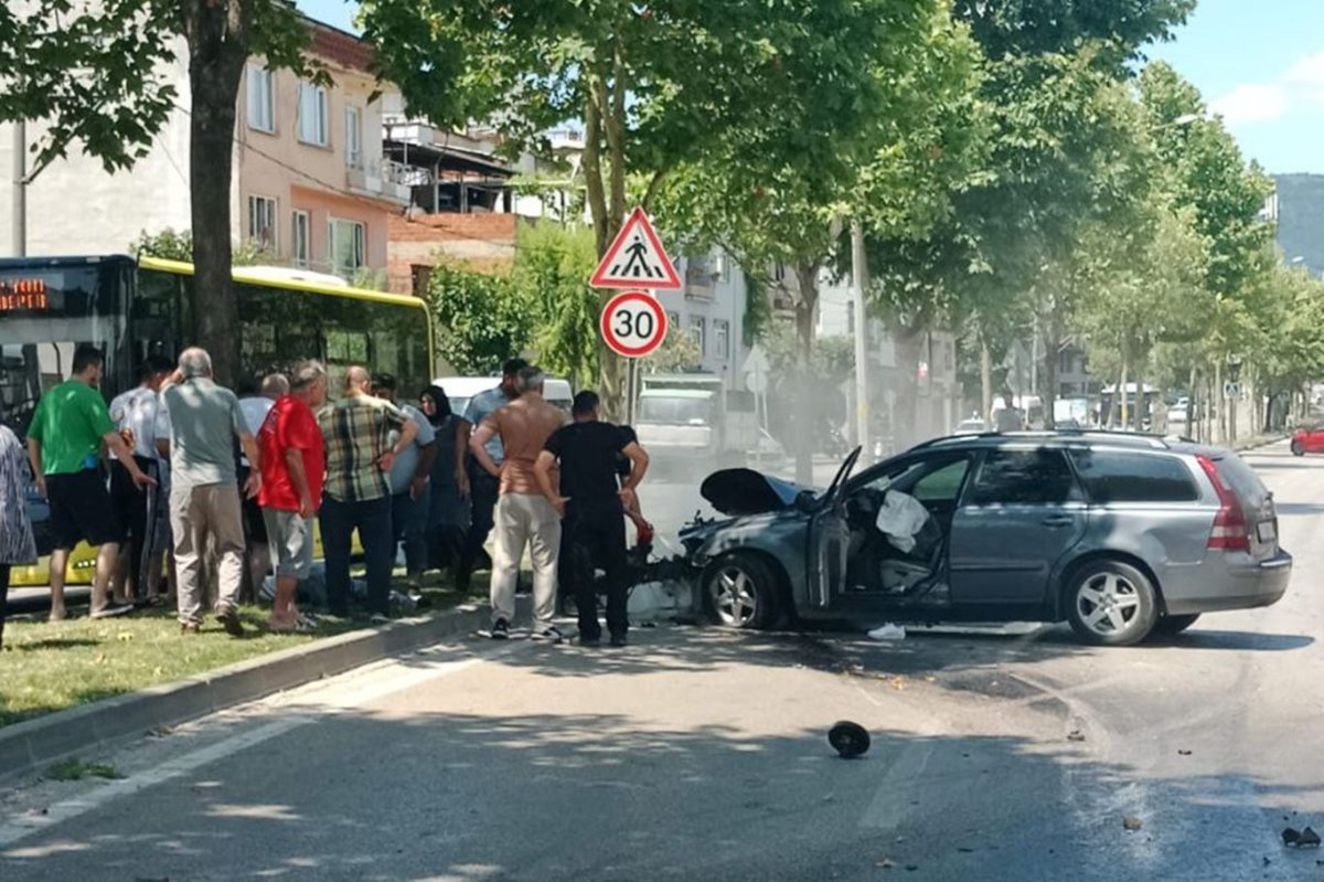 Bursa'da otomobil bariyerlere çarptı: Bir yaralı