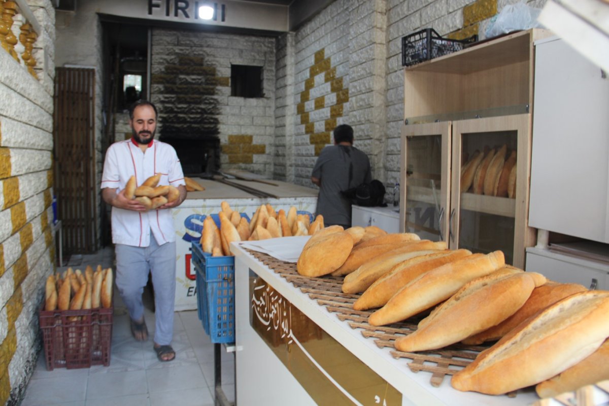 Kavurucu sıcakta ekmek mücadelesi: Fırın ustalarının zorlu mesaisi